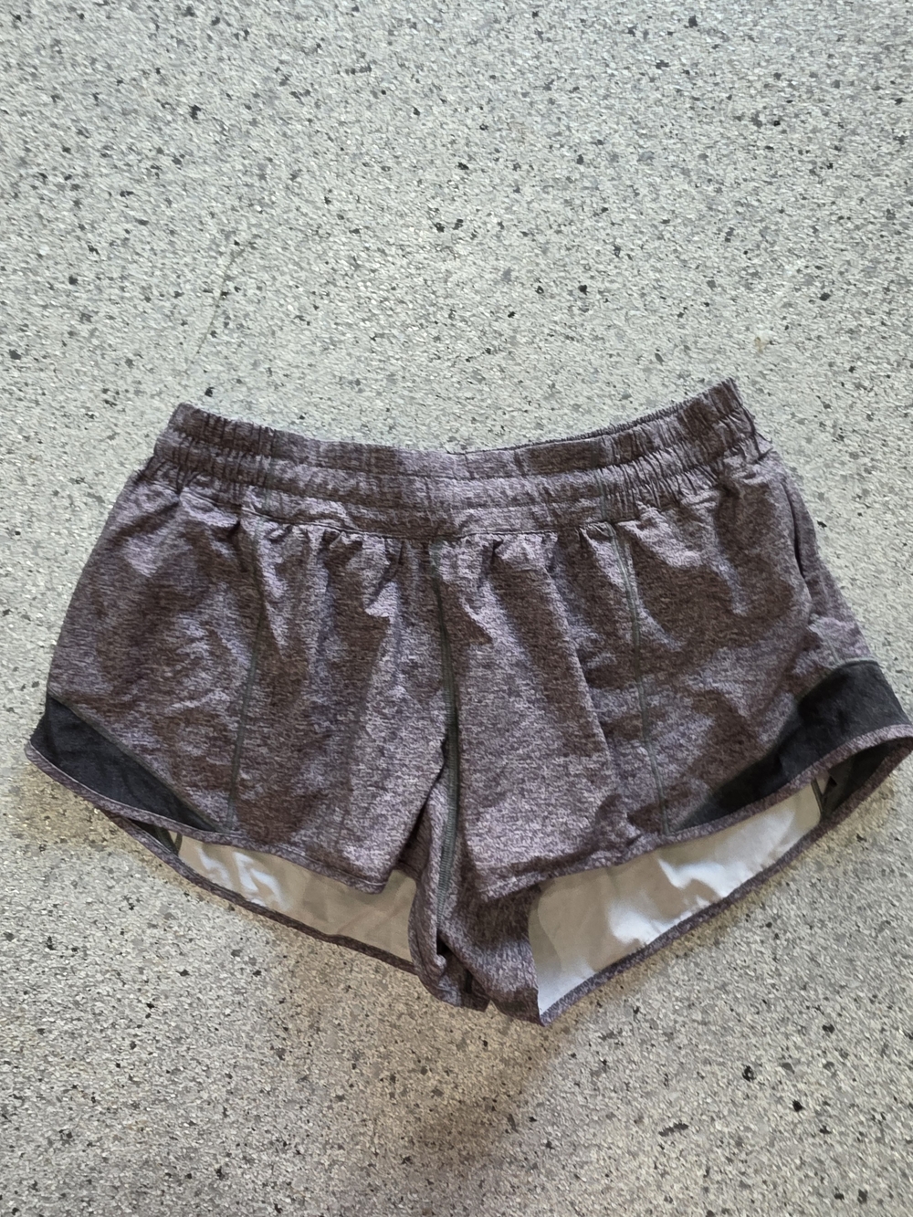 Lululemon Size 10 Heathered Gray Hottie Hots 2.5inch